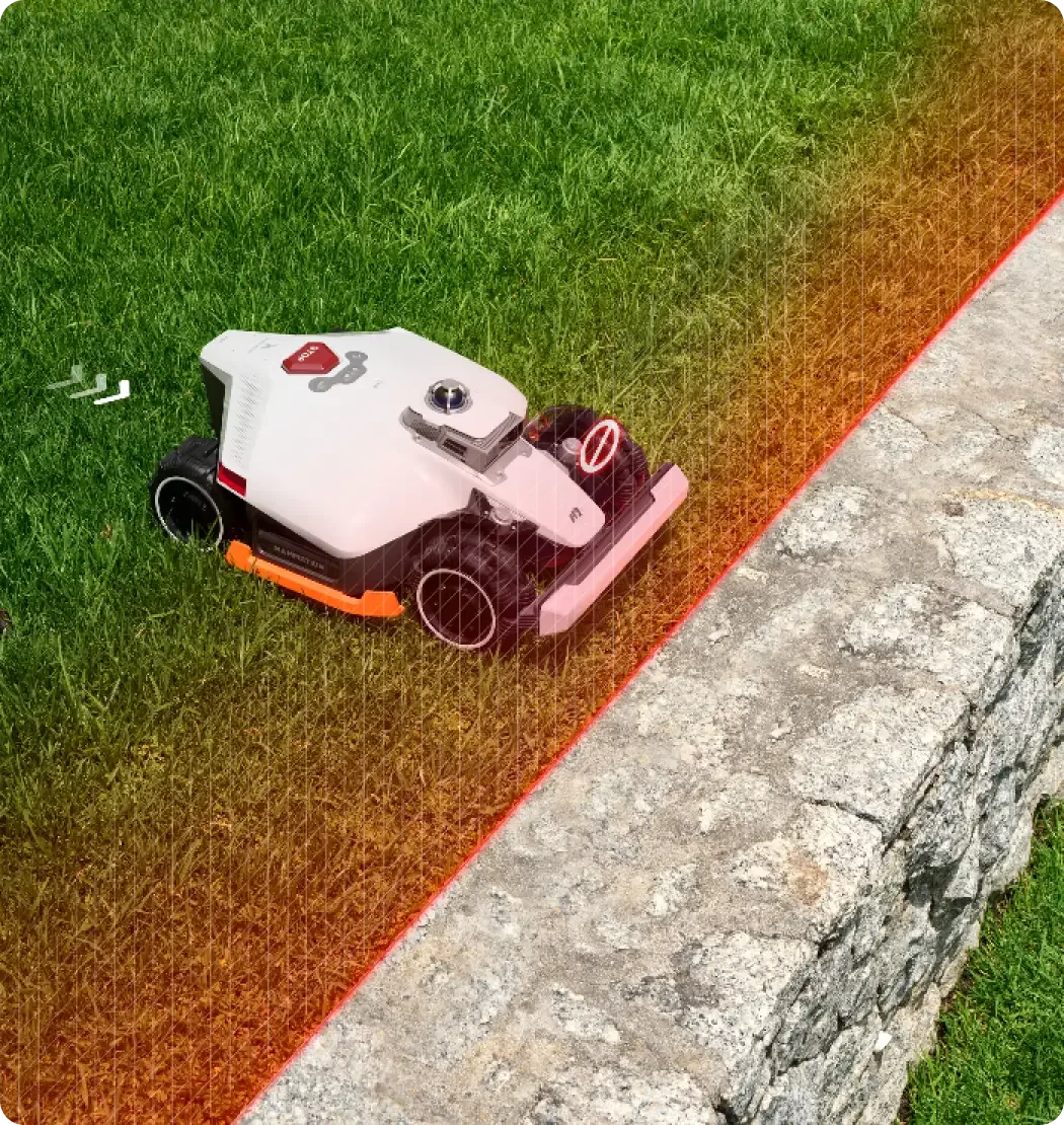 Mammotion LUBA 3 AWD 3000 beim randnahen Mähen an einer Kante