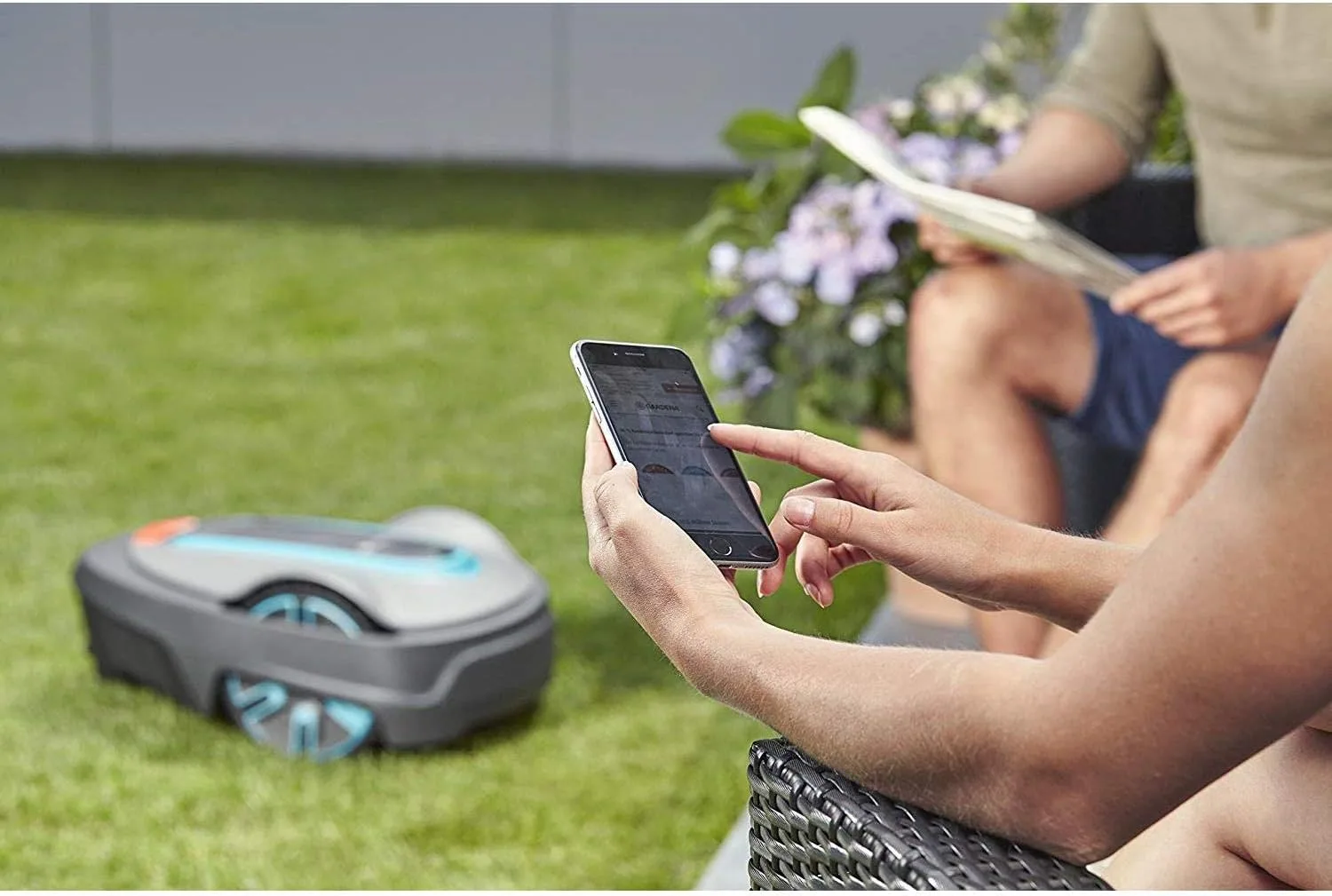GARDENA smart SILENO city 500 zblízka s ovládacími prvky a skříní