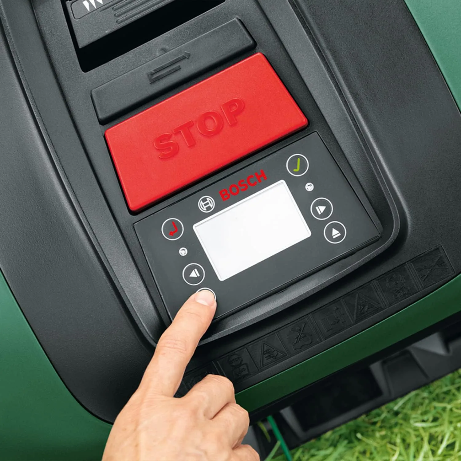 Bosch Indego S+ 500 se zaměřením na nabíjecí stanici a použití v malé zahradě