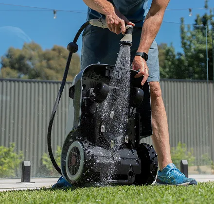 ANTHBOT Genie 600 wird von unten mit Wasser gereinigt