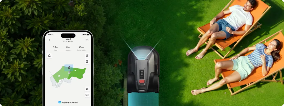 Eufy E15 und E18 auf einer Rasenfläche mit App-Ansicht