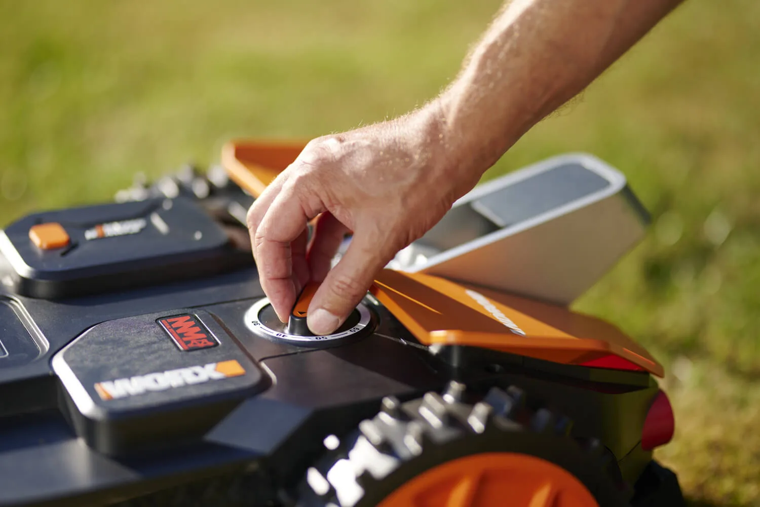 Robot de tăiere bazat pe viziune pe gazon în grădină