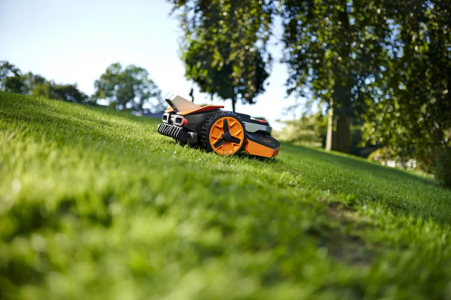Worx Landroid Vision M600 на наклонена тревна площ