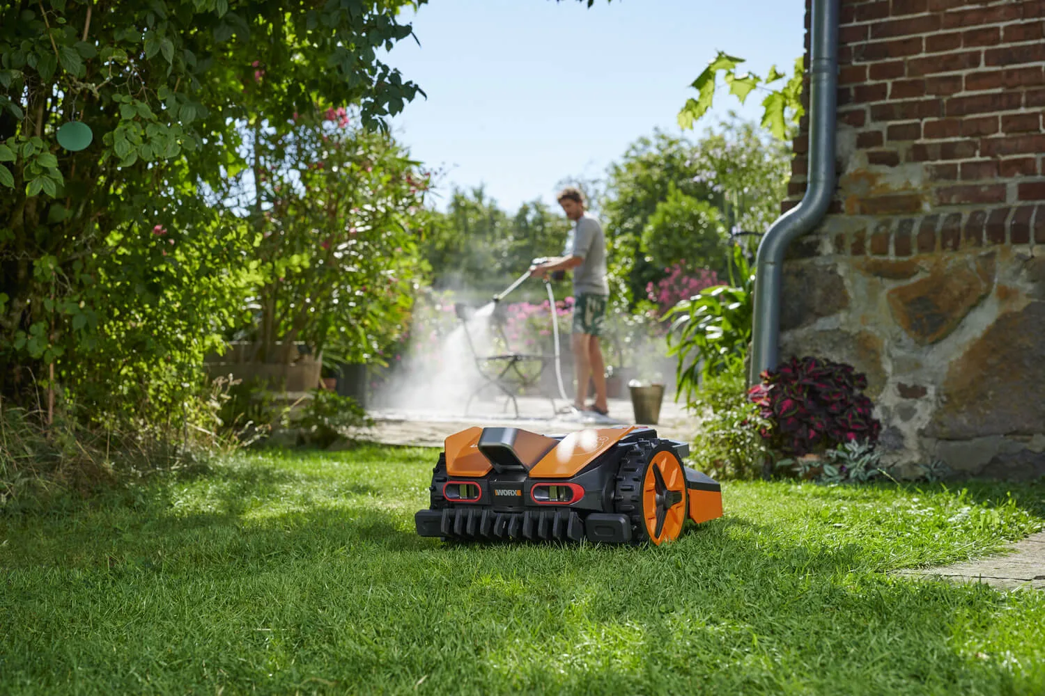 Worx Landroid Vision M600 на тревна площ до терасата