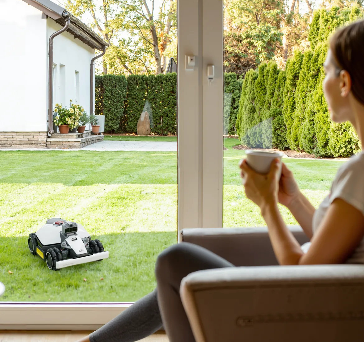Mammotion LUBA Mini AWD LiDAR bei der kabellosen Nutzung im Garten