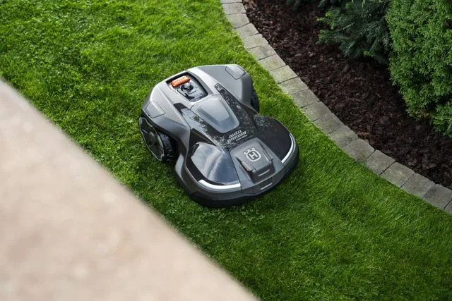 Husqvarna 310E NERA: Starker Mähroboter oder zu kompliziert im Alltag?