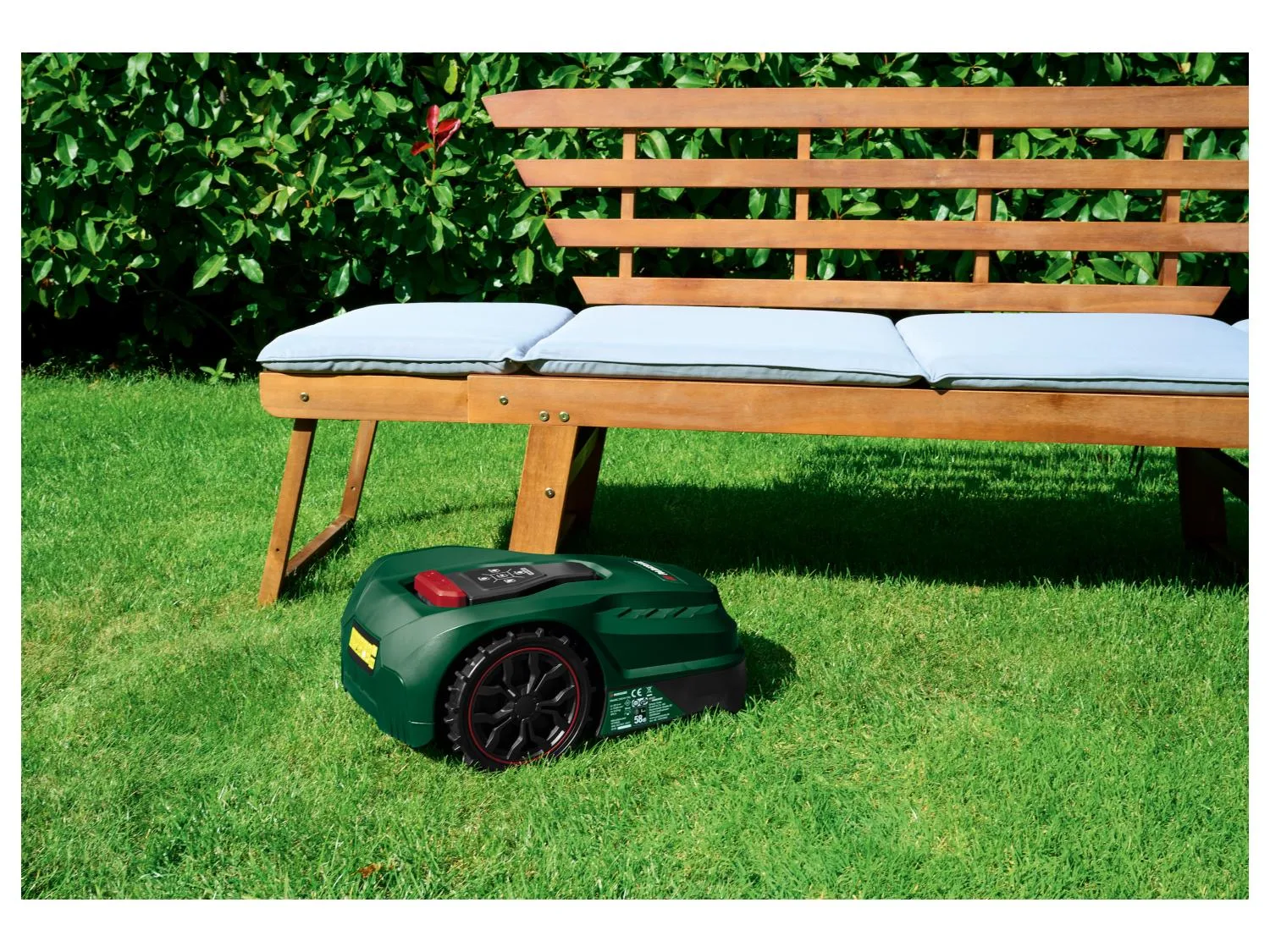 Parkside PMRA 20-Li B2 dārzā uz zālāja