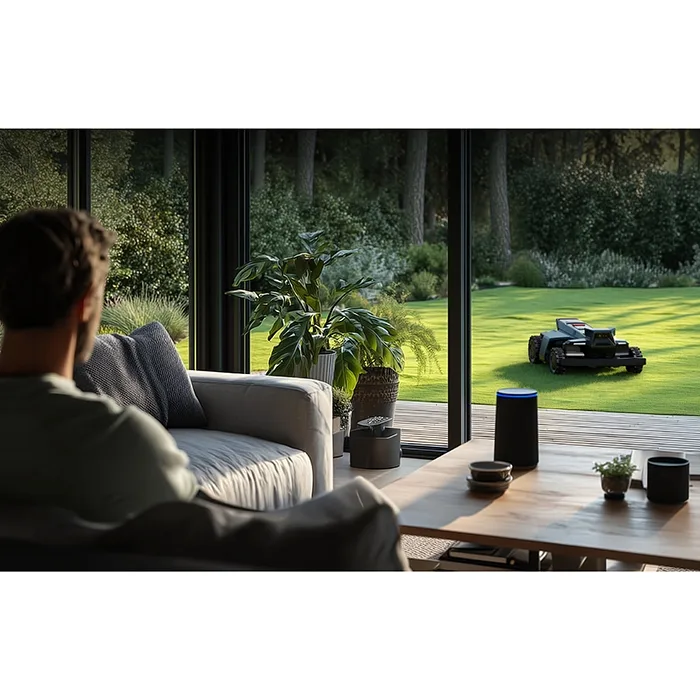 Segway Navimow X420 mentre falcia nel giardino davanti a una terrazza