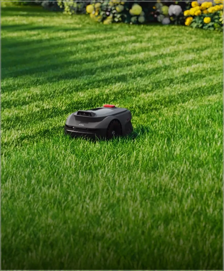 MOVA ViAX 250 auf einer kleinen Rasenfläche im Garten