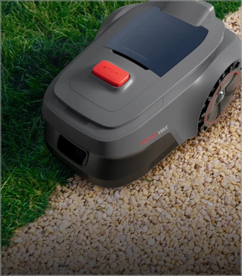 MOVA ViAX 250 beim Mähen nahe an einer Rasenkante