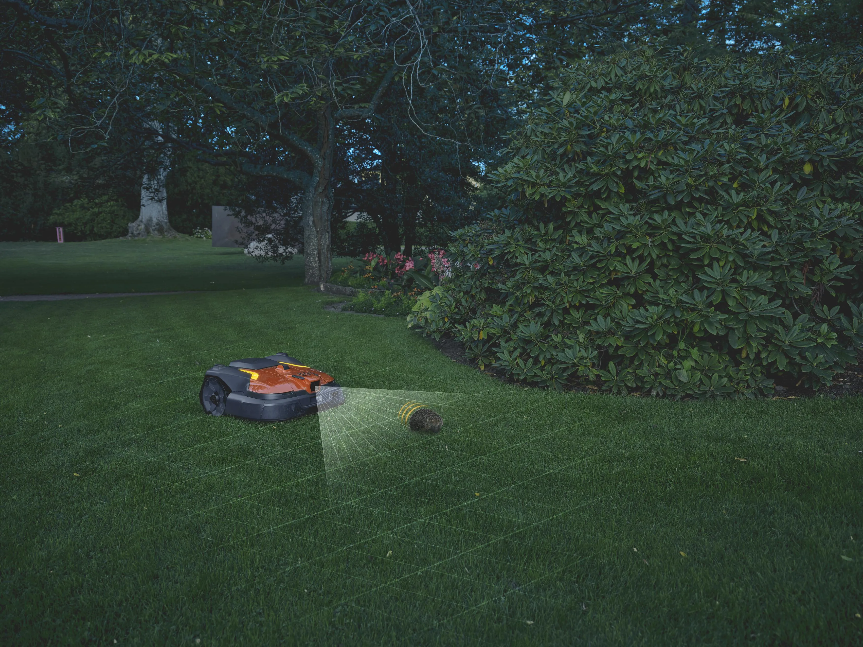 Automower 540 EPOS mit Vision-Zubehör im Betrieb – Beispielszene mit Hinderniserkennung