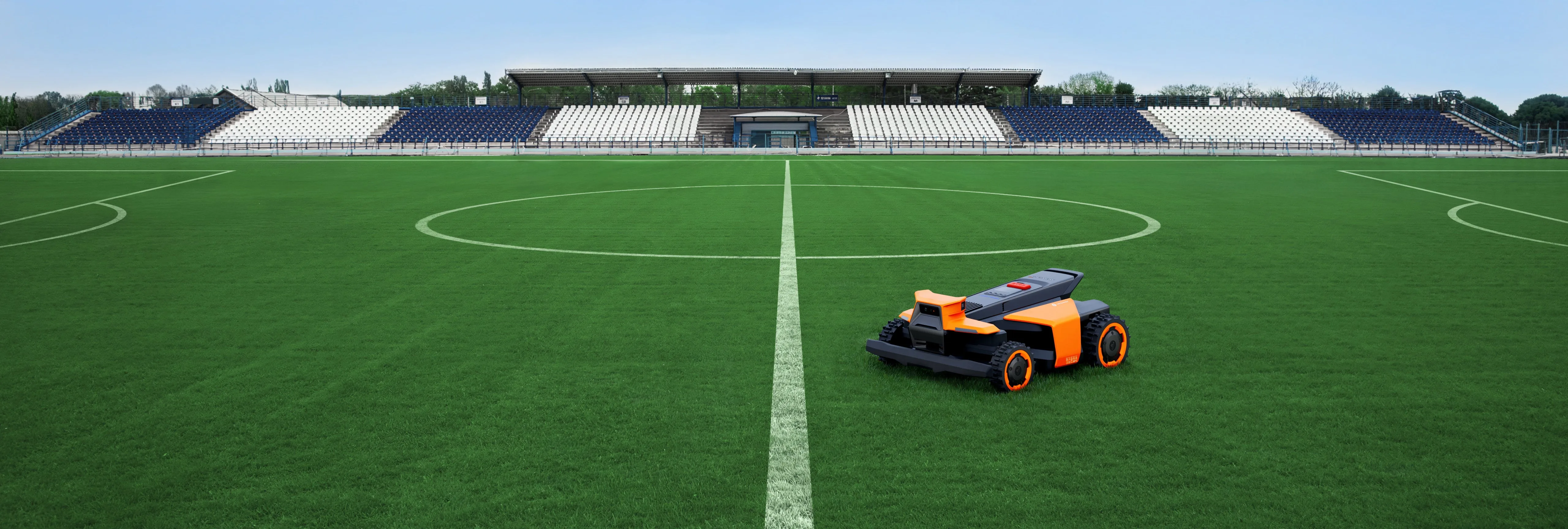 Segway Navimow Terranox na sportovním nebo fotbalovém hřišti ve velkém měřítku