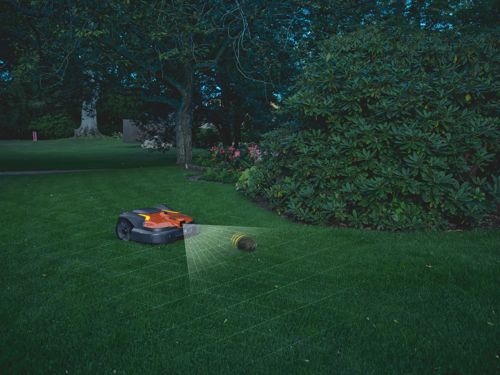 Automower 540 EPOS v provozu na trávníku v noci nebo při tlumených světelných podmínkách